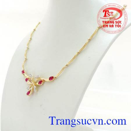 Chiếc kiềng vàng đá đỏ nguyện ước nằm trong bộ sưu tập trang sức hè 2017 là món quà thể hiện yêu thương. Kiềng vàng đá đỏ nguyện ước