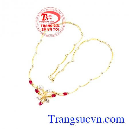 Mong muốn có một tình yêu ngọt ngào và gặp được một nửa tâm đầu ý hợp. Kiềng vàng đá đỏ nguyện ước