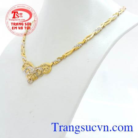 Chiếc kiềng vàng cát tường dành tặng cho cô dâu vintage. 