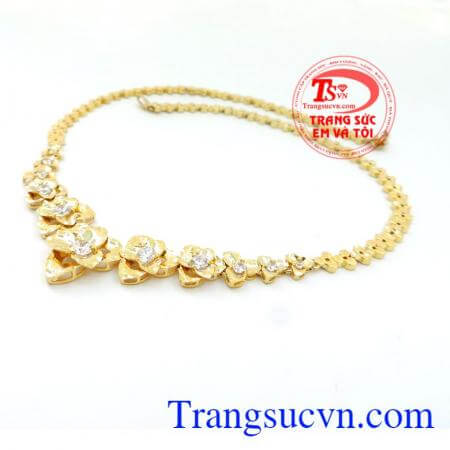 Kiềng vàng xu hướng năm, chiếc kiềng vàng tây 10k thiết kế đường nét tinh tế, sắc sảo.