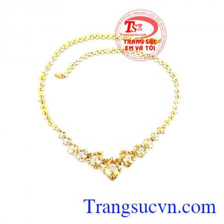 Là chiếc kiềng vàng xu hướng năm 2017 nằm trong bộ sưu tập Sắc Hoa rạng rỡ.