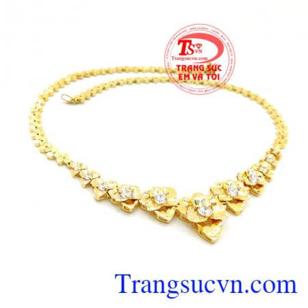 Là món trang sức vô cùng sang trọng cho phái nữ nhân những ngày kỉ niệm, dạ hội hay ngày trọng đại.