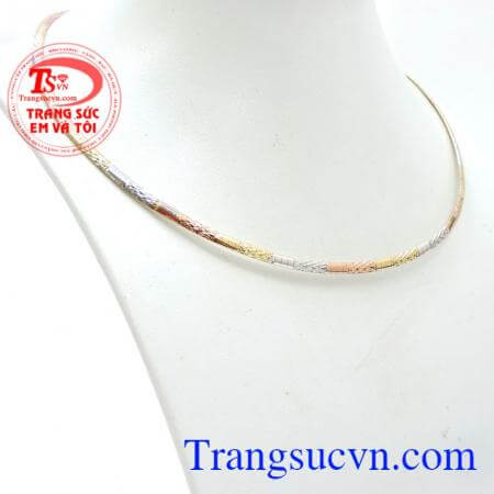 Kiểu dáng đang được ưa chuộng hiện nay, chiếc kiềng vàng đeo sng trọng cho nữ. Kiềng thời trang Ý