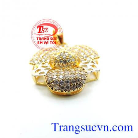 Mặt nữ hoa tai diễm lệ