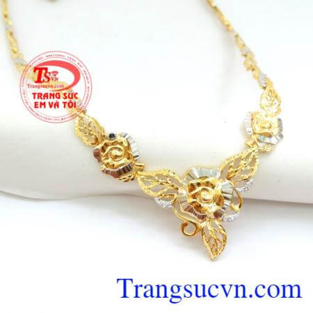Những bông hoa đem lại vẻ đẹp tươi mới, rạng ngời cho người phụ nữ cùng sự mềm mại và mong ước về một hạnh phúc viên mãn, tròn đầy.