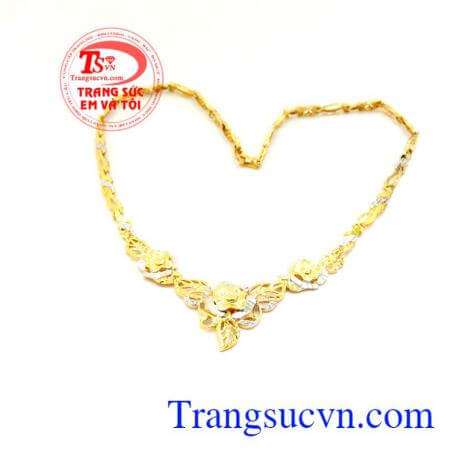 Kiềng nữ hoa xuân rực rỡ, chiếc kiềng nữ vàng tây 10k thiết kế với những đường nét chạm khắc nổi tinh xảo.