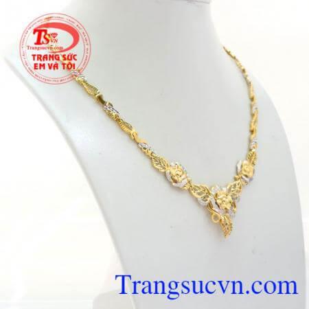 Chiếc kiềng vàng nằm trong bộ sưu tập rạng rỡ tuổi xuân.