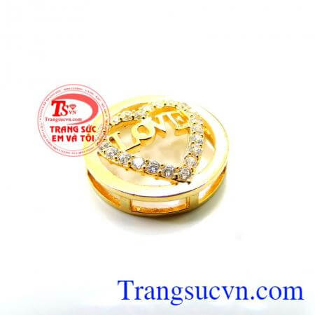 Với chế tác tinh xảo,thiết kế độc đáo,các viên đá quý xếp hình trái tim bao quanh hàng chữ love,được lồng trọn trong khuôn vàng tròn,thể hiện tình yêu bền vững,sự gắn kết đôi bạn trẻ. Mặt nữ trái tim love