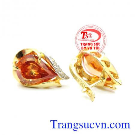 Bông tai nữ mỏng manh thương hiệu Em và Tôi chất lượng, được nhiều khách hàng yêu thích và lựa chọn.