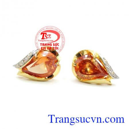 Bông tai nữ mỏng manh. Đôi bông tai nữ mỏng manh được chế tác từ vàng tây và ngọc quý,mang lại nét trẻ trung,nữ tính cho phái đẹp.