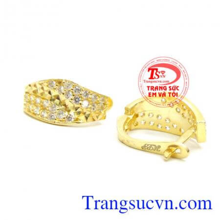 Với những bạn có mái tóc dài thì đôi hoa tai đính đá sát liền hay có chiều dài vừa phải là một lựa chọn thông minh.