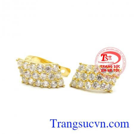 Bông tai tình yêu vĩnh hằng.Nếu hoa hồng được cho là thiên sứ của tình yêu thì trang sức vàng lại là hiện thân của tình yêu vĩnh cửu.