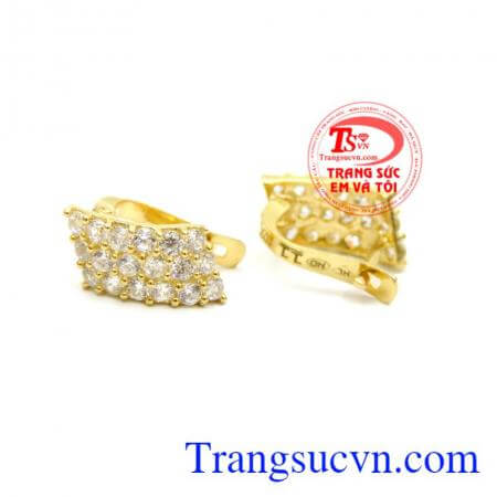 Vậy thì, còn chần chờ gì nữa mà bạn không lựa chọn cho người bạn đời của mình một món quà trang sức vàng thật ý nghĩa, thật ấn tượng nhưng cũng không kém phần sang trọng để thể hiện tình yêu, lòng chung thủy, và sự chia sẻ của mình. 