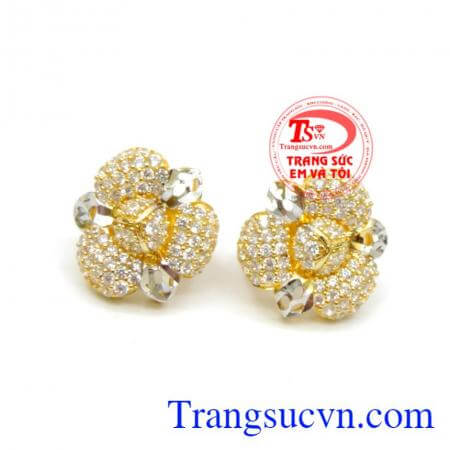 Bông tai cô nàng cá tính.Trên thị trường hiện nay hoa tai rất phong phú với nhiều mẫu mã, chất liệu cũng như giá tiền.