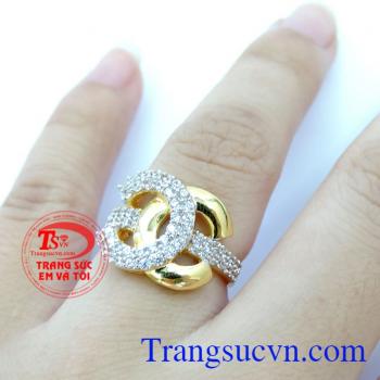 Nhẫn Chanel Gắn Đá Xinh chất lượng vàng đảm bảo mẫu mã đẹp. Nhẫn Chanel Gắn Đá Xinh, nhẫn nữ vàng tây , nhẫn nữ hàng hiệu