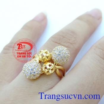 Sự kết hợp nhẹ nhàng giữa vàng 10k với đá CZ sẽ khiến bàn tay của nữ chủ nhân thêm thon thả ngọc ngà. Sản phẩm bảo hành 6 tháng giao hàng toàn quốc.