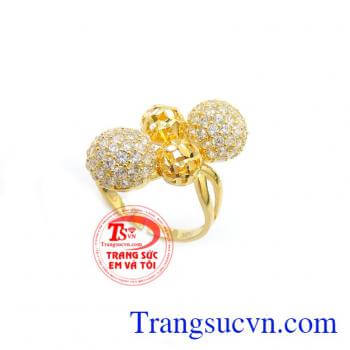 Sự kết hợp nhẹ nhàng giữa vàng 10k với đá CZ sẽ khiến bàn tay của nữ chủ nhân thêm thon thả ngọc ngà. Sản phẩm bảo hành 6 tháng giao hàng toàn quốc.