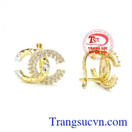 Đẹp đến từng chi tiết mẫu bông tai còn sở hữu đá sắc tím nổi bần bật mang lại nét quyến rũ khó cưỡng cho bất kỳ cô gái nào diện mẫu này.