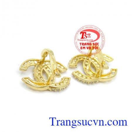 Bông tai diện như quan ngọc.