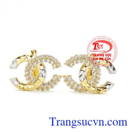 Bông tai diện như quan ngọc.Các cô nàng vốn là tín đồ của trang sức bạc hẳn không thể không yêu thiết kế bông tai bạc mới về này của Quà yêu thương.