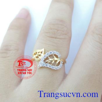 Với thiết kế vô cùng nữ tính với hình ảnh 2 chiếc lá xinh xắn với những hạt đá trắng lấp lánh tạo nên chiếc nhẫn nhỏ xinh. Sản phẩm bảo hành 6 tháng giao hàng toàn quốc.
