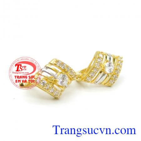 Với những bạn có mái tóc dài thì đôi hoa tai đính đá sát liền hay có chiều dài vừa phải là một lựa chọn thông minh. Bông tai Hoa nhường nguyệt thẹn.