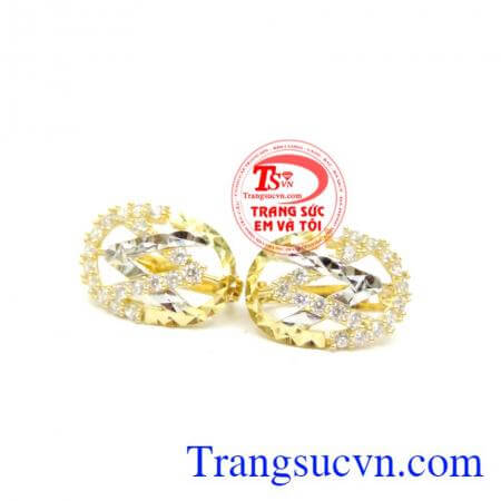 Bông tai đẹp như tranh vẽ.Với bạn gái có tính cách cá tính mạnh mẽ thì bạn nên chọn đôi hoa tai cách điệu, có họa tiết phá cách.