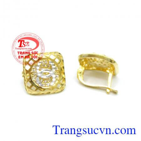 Đẹp đến từng chi tiết mẫu bông tai còn sở hữu đá sắc tím nổi bần bật mang lại nét quyến rũ khó cưỡng cho bất kỳ cô gái nào diện mẫu này.