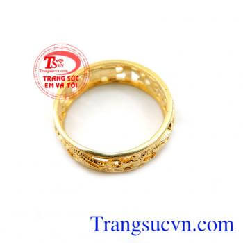 Nhẫn Nữ Hoa Văn 10k chất lượng vàng đảm bảo, Nhẫn Nữ Hoa Văn 10k, nhẫn nữ vàng tây, nhẫn nữ đẹp. phù hợp làm quà tặng người thân nhân dịp ý nghĩa đặc biệt. Sản phẩm bảo hành 6 tháng giao hàng toàn quốc.