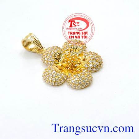 Mặt Dây Bông Mai Vàng Quý Phái, mặt dây vàng tây đá quý, mặt dây nữ đẹp. Mặt Dây Bông Mai Vàng Quý Phái được thiết kế với kiểu dáng vô cùng nữ tính và sang trọng đem lại sự trẻ trung và rạng rỡ.