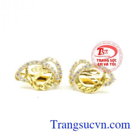 Bông tai nữ kiều tiểu linh lung. Đẹp đến từng chi tiết mẫu bông tai còn sở hữu đá sắc tím nổi bần bật mang lại nét quyến rũ khó cưỡng cho bất kỳ cô gái nào diện mẫu này.