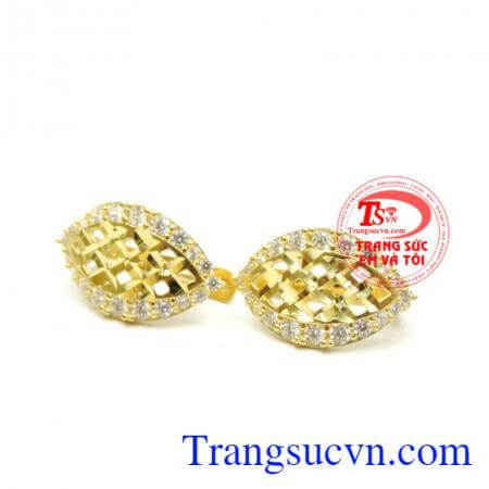 Bông tai nữ cành vàng lá ngọc.Đây cũng chính là món quà mà cô nàng nào cũng khao khát nhận được, cánh mày râu có thể nghĩ ngay đến phụ kiện này khi muốn làm nửa kia của mình hạnh phúc bất ngờ nhé!