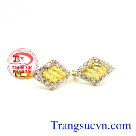 Bông tai hương thảo mỹ nhân. Đẹp đến từng chi tiết mẫu bông tai còn sở hữu đá sắc tím nổi bần bật mang lại nét quyến rũ khó cưỡng cho bất kỳ cô gái nào diện mẫu này.