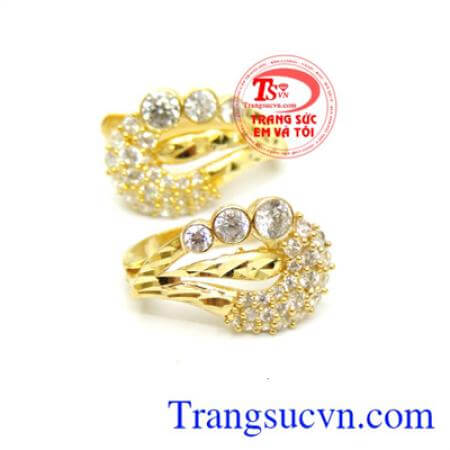 Bông tai liễu mi như yên.Ngoài việc đốn tim hội chị em bằng vẻ ngoài lung linh, sản phẩm này còn hớp hồn chị em bởi chất lượng và giá thành trên cả tuyệt vời.