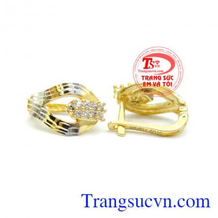 Không chỉ thu hút ánh nhìn bởi sắc tím của đá mà mẫu bông tai này còn khiến chị em xao xuyến bởi kiểu dáng quá đỗi bắt mắt. Bông tai song đồng tiễn thủy.