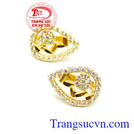 Bông tai dịu dàng như ngọc. Đẹp đến từng chi tiết mẫu bông tai còn sở hữu đá sắc tím nổi bần bật mang lại nét quyến rũ khó cưỡng cho bất kỳ cô gái nào diện mẫu này.