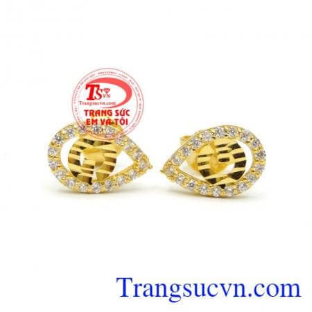 Đẹp đến từng chi tiết mẫu bông tai còn sở hữu đá sắc tím nổi bần bật mang lại nét quyến rũ khó cưỡng cho bất kỳ cô gái nào diện mẫu này.
