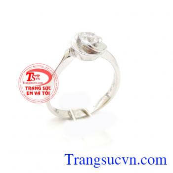 Nhẫn nữ hoa hồng cầu hôn, nhẫn nữ vàng trắng thiết kế nhẹ nhàng, lấy ý tưởng từ vẻ đẹp nồng cháy của hoa hồng Bungari, loài hoa tượng trưng cho tình yêu vĩnh cửu, chiếc nhẫn là biểu tượng, là minh chứng cho tình yêu đôi lứa, gắn kết yêu thương