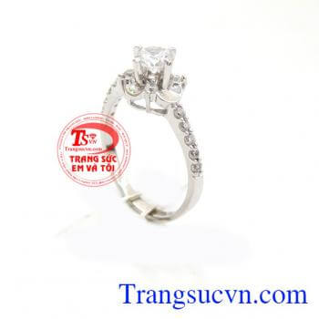 Nhẫn nữ kết nối yêu thương, nhẫn nữ vàng trắng 10k thiết kế tinh tế đến từng đường nét, chiếc nhẫn nữ bản nhỏ nhẹ nhàng là món quà ý nghĩa dành cho người ấy để thể hiện sự yêu thương trân trọng và mong muốn gắn kết suốt cuộc đời.