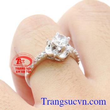 Nhẫn nữ kết nối yêu thương, nhẫn nữ vàng trắng 10k thiết kế tinh tế đến từng đường nét, chiếc nhẫn nữ bản nhỏ nhẹ nhàng là món quà ý nghĩa dành cho người ấy để thể hiện sự yêu thương trân trọng và mong muốn gắn kết suốt cuộc đời.