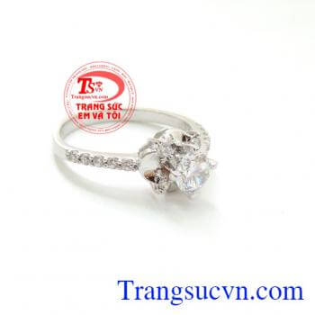 Nhẫn nữ kết nối yêu thương, nhẫn nữ vàng trắng 10k thiết kế tinh tế đến từng đường nét, chiếc nhẫn nữ bản nhỏ nhẹ nhàng là món quà ý nghĩa dành cho người ấy để thể hiện sự yêu thương trân trọng và mong muốn gắn kết suốt cuộc đời.