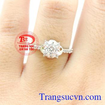 Nhẫn nữ kết nối yêu thương, nhẫn nữ vàng trắng 10k thiết kế tinh tế đến từng đường nét, chiếc nhẫn nữ bản nhỏ nhẹ nhàng là món quà ý nghĩa dành cho người ấy để thể hiện sự yêu thương trân trọng và mong muốn gắn kết suốt cuộc đời.