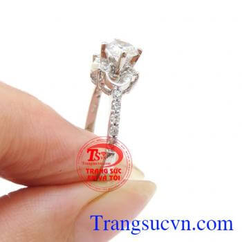 Nhẫn nữ kết nối yêu thương, nhẫn nữ vàng trắng 10k thiết kế tinh tế đến từng đường nét, chiếc nhẫn nữ bản nhỏ nhẹ nhàng là món quà ý nghĩa dành cho người ấy để thể hiện sự yêu thương trân trọng và mong muốn gắn kết suốt cuộc đời.