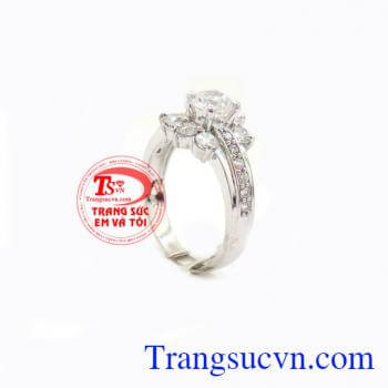 Chiếc nhẫn kỉ niệm 1 năm yêu, chiếc nhẫn nữ vàng trắng đính đá dọc hai bên má tạo độ sáng, thiết kế hình cánh hoa lộng lẫy là món quà kỉ niệm 1 năm tình yêu, giúp giữ cho tình yêu những dư vị ngọt ngào và thể hiện mong muốn gắn bó cùng ngày trong tiếp nhữ