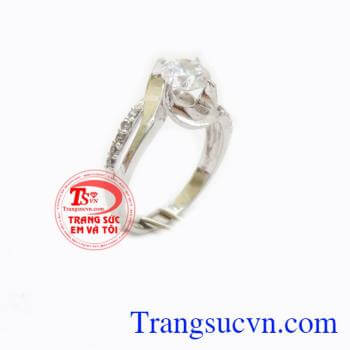 Nhẫn nữ hòa chung nhịp đập, nhẫn nữ vàng trắng thiết kế với những đường cong tinh tế uốn vào xung quanh mặt đá ở giữa thể hiện sự kết nối và ước mong được đoàn tụ, hạnh phúc
