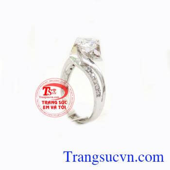 Nhẫn nữ hòa chung nhịp đập, nhẫn nữ vàng trắng thiết kế với những đường cong tinh tế uốn vào xung quanh mặt đá ở giữa thể hiện sự kết nối và ước mong được đoàn tụ, hạnh phúc