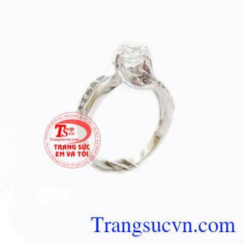 Nhẫn nữ hòa chung nhịp đập, nhẫn nữ vàng trắng thiết kế với những đường cong tinh tế uốn vào xung quanh mặt đá ở giữa thể hiện sự kết nối và ước mong được đoàn tụ, hạnh phúc