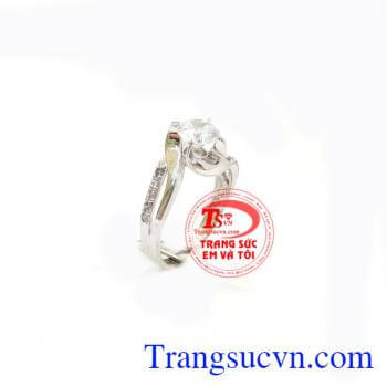 Nhẫn nữ hòa chung nhịp đập, nhẫn nữ vàng trắng thiết kế với những đường cong tinh tế uốn vào xung quanh mặt đá ở giữa thể hiện sự kết nối và ước mong được đoàn tụ, hạnh phúc