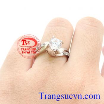 Chiếc nhẫn làm quà đính hôn vô cùng sang trọng và ý nghĩa mà người ấy xứng đáng được nhận. Chiếc nhẫn nữ đẹp, thời trang, nhẫn nữ vàng trắng 10k