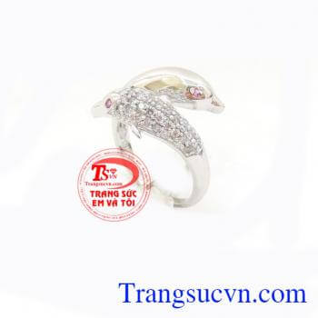 Nhẫn nữ cá heo cuốn hút, người ta thường tặng cho nhau những món quà với biểu tượng cá heo như một lời chúc đầy ấm áp về niềm vui, sức khỏe và hạnh phúc